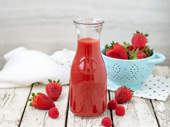 Berry sauce with strawberries and raspberries