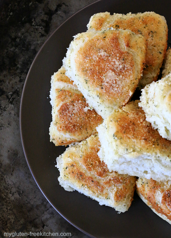 Gluten free Garlic Parmesan Dinner Rolls Recipe. Perfect to have with a gluten-free pasta dinner!